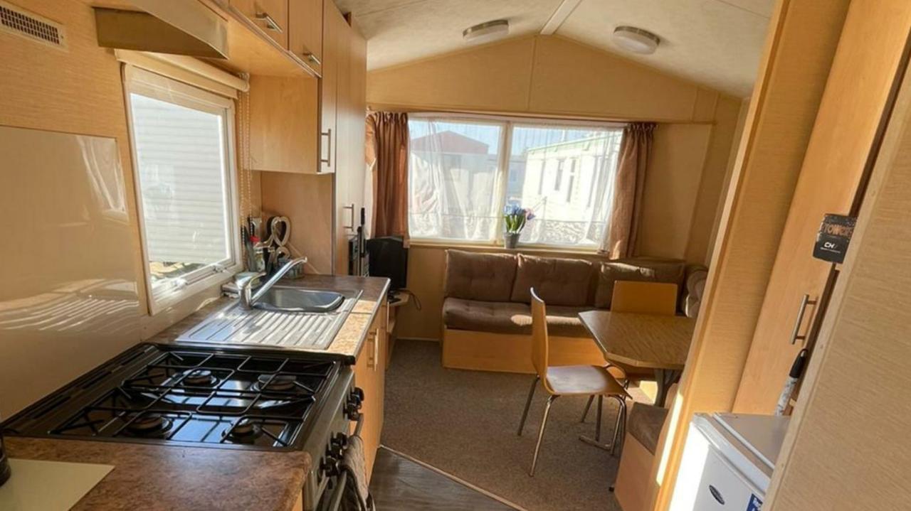 Adorable 2 Bedroom Caravan In Clacton-On-Sea Eksteriør billede