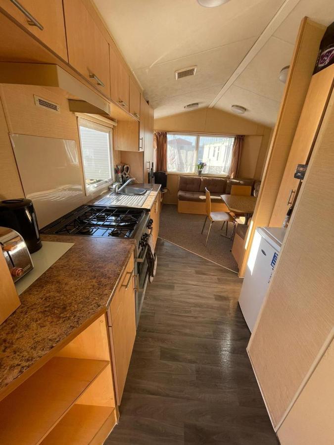 Adorable 2 Bedroom Caravan In Clacton-On-Sea Eksteriør billede