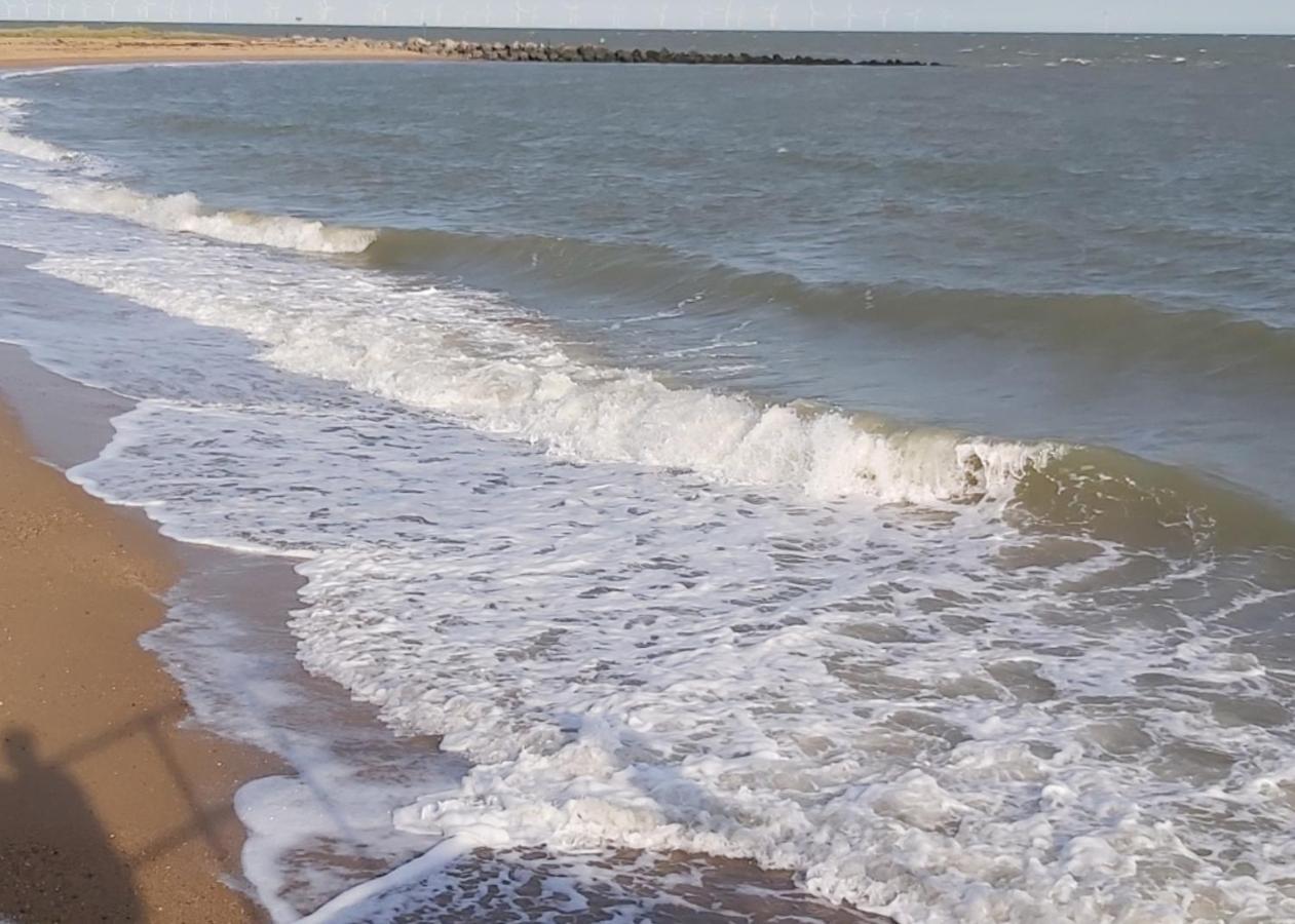Adorable 2 Bedroom Caravan In Clacton-On-Sea Eksteriør billede
