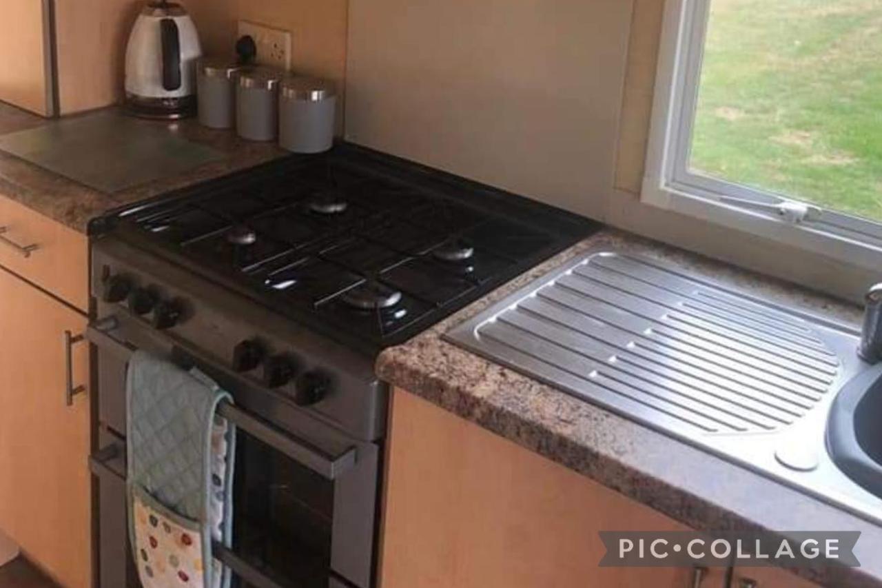 Adorable 2 Bedroom Caravan In Clacton-On-Sea Eksteriør billede